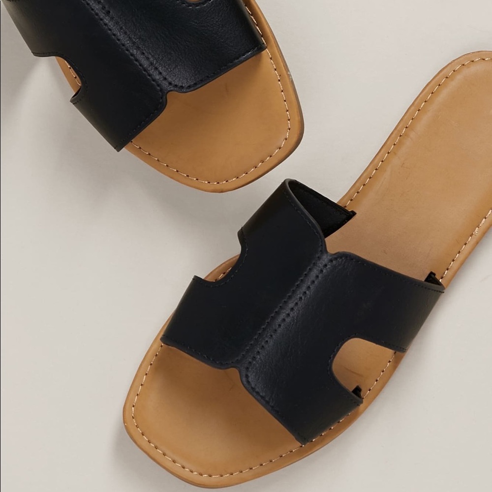 H cut out wide band sandals